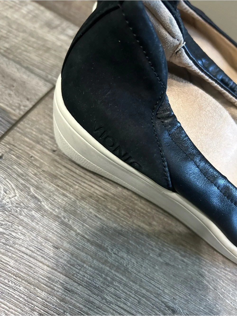 Vionic Jacey slip-on wedge shoes Black with White soles